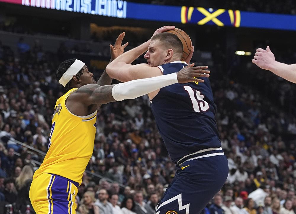 新卡牌大师？皇马本场主裁金特罗本赛季9场西甲出示8红42黄（皇马本场主裁金特罗本季西甲9战出8红42黄，堪称发牌机器）